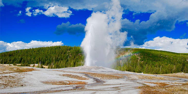 Old Faithful geyser erupting