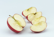 Half an apple, with the other half cut into four pieces